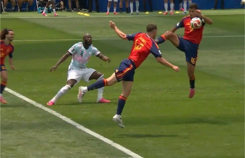 Quyết định của trọng tài tiếp tục gây nhiều tranh cãi